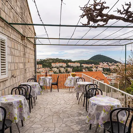 2 Gostinjska kuća 3*