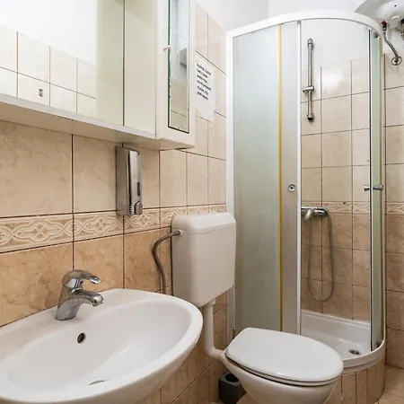 2 Gostinjska kuća 3*