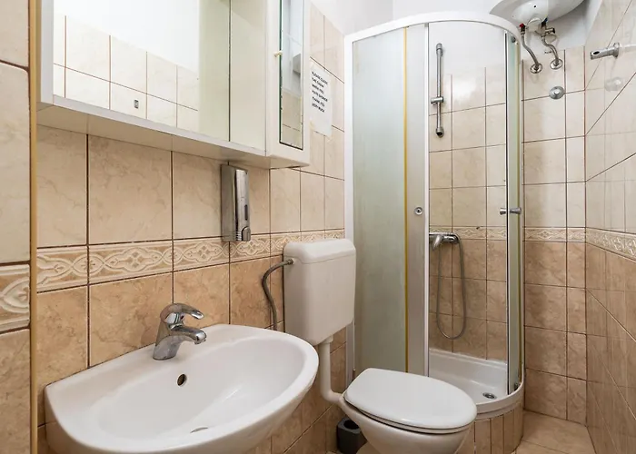 2 Gostinjska kuća 3*