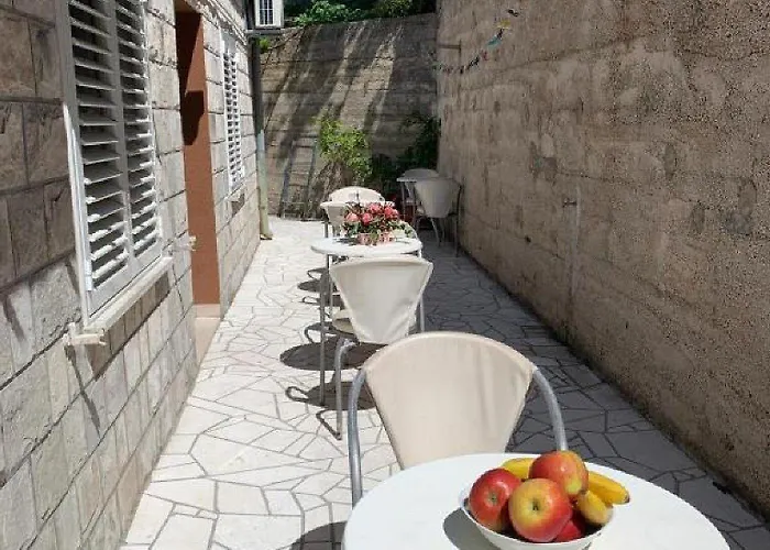 2 Gostinjska kuća 3*